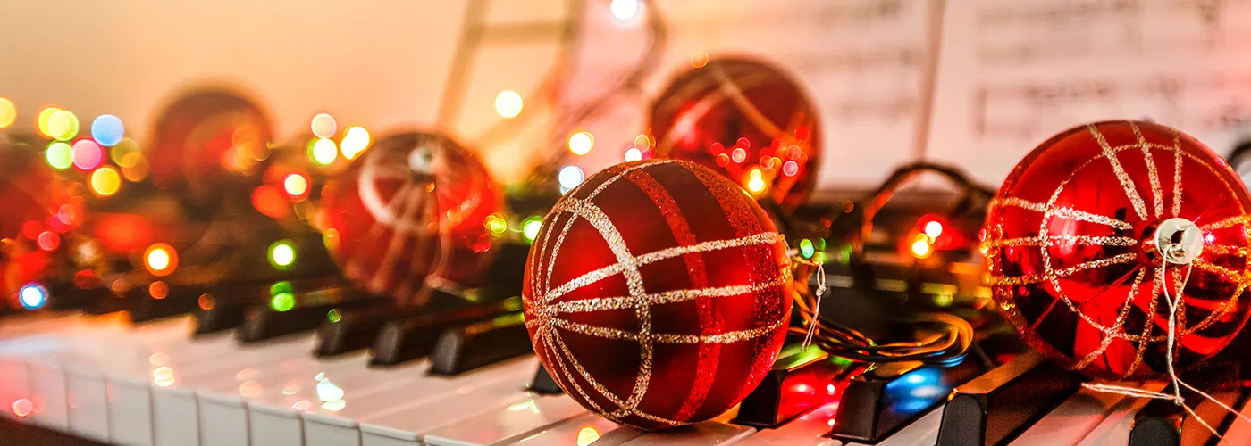 Piano keys with holiday decorations surrounding